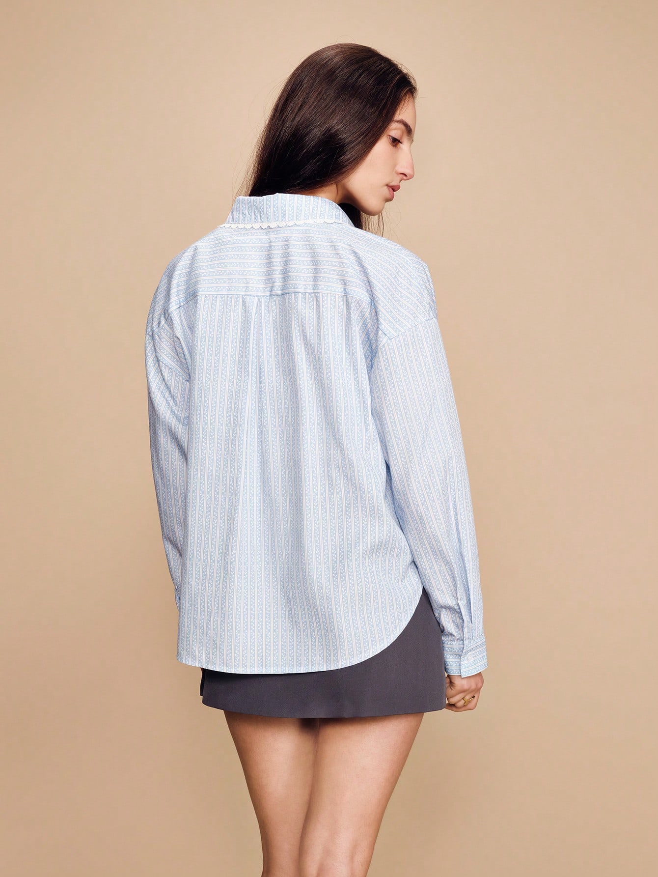 ライトブルーの花柄ストライプ長袖ボタンアップシャツ、レース使いディテール、春夏スタイル フレンチスタイル パリジャンスタイル