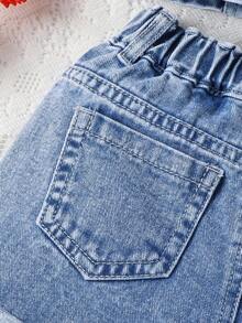 女童两件套：可爱休闲“迷你”刺绣中腰毛边牛仔短裤，正面金属纽扣装饰吊带背心 - 淺色水洗藍 - 查看 6