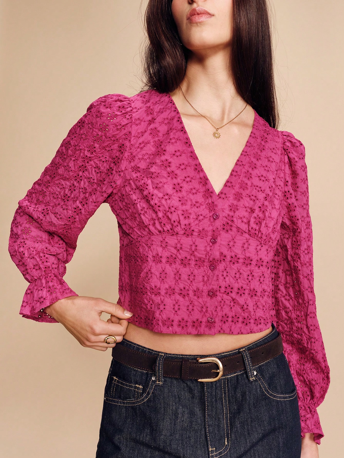 Bluzka z długim rękawem i haftowanym dekoltem w serek w kolorze fuksji z bufiastymi rękawami w romantycznym stylu wiosenno-letnim w stylu francuskim w stylu paryskim