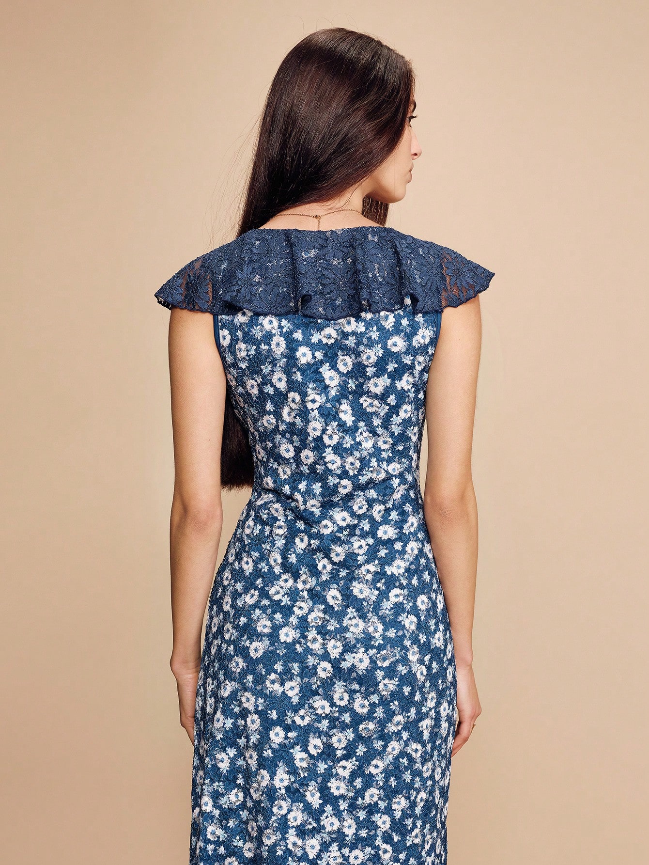 Granatowa sukienka midi z koronką i kwiatowym nadrukiem, z falbaniastym dekoltem kopertowym, szykowny styl francuski, paryski styl