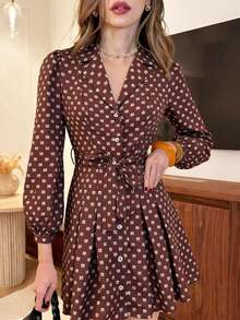 SHEIN PariChic 这款女士优雅咖啡色长袖连衣裙饰有浪漫的玫瑰印花，配有蝴蝶结腰带和前襟纽扣，时尚的设计适合秋冬、春夏、度假、情人节约会、生日等场合，A字廓形，可爱浪漫的泡泡袖短款连衣裙。 - 咖啡 - 查看 4