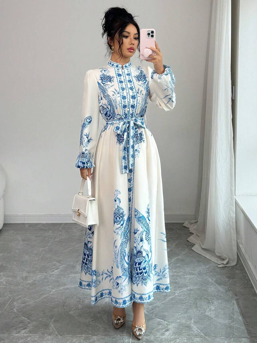 SHEIN Elenzya 女士春夏新款数码印花立领单排扣长袖弹力袖口弹力腰身褶皱连衣裙，优雅波西米亚风，适合日常休闲穿着 - 藍色 - 查看 1