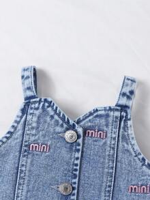 女童两件套：可爱休闲“迷你”刺绣中腰毛边牛仔短裤，正面金属纽扣装饰吊带背心 - 淺色水洗藍 - 查看 4