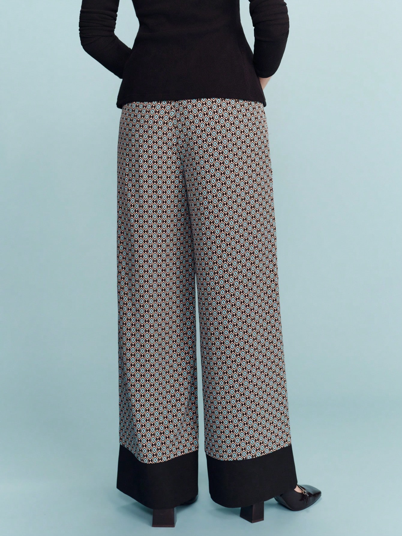 Spodnie z wysokim stanem i szerokimi nogawkami w geometryczny wzór z kontrastowym wykończeniem u dołu, z lejącej tkaniny, eleganckie, wiosenne i letnie, w stylu francuskim, w stylu paryskim