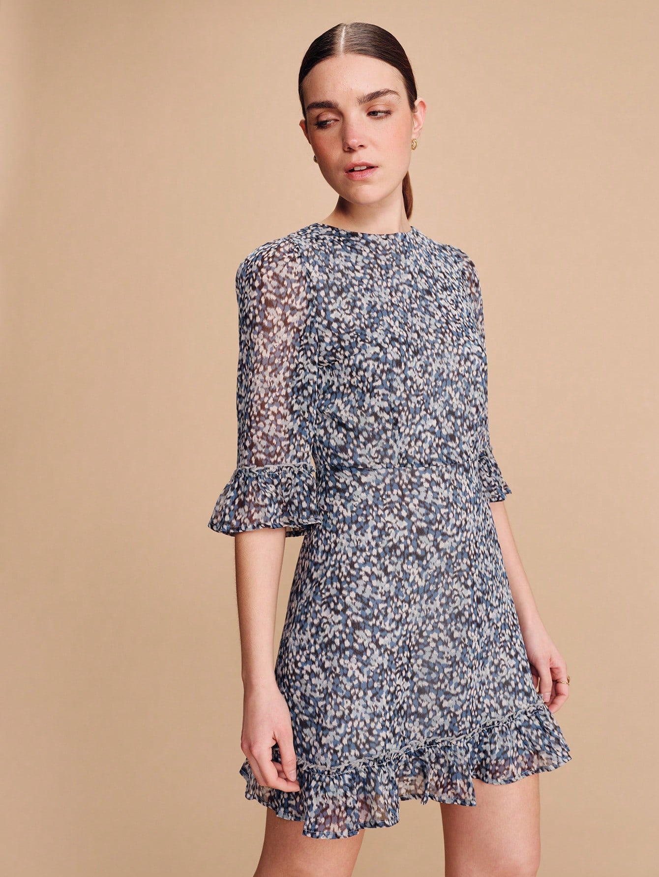 ブルーの抽象プリントシフォンミニドレス、フィットウエスト、フリルカフス、フレアヘム、可愛らしい春夏ドレス、フレンチスタイル、パリジャンスタイル