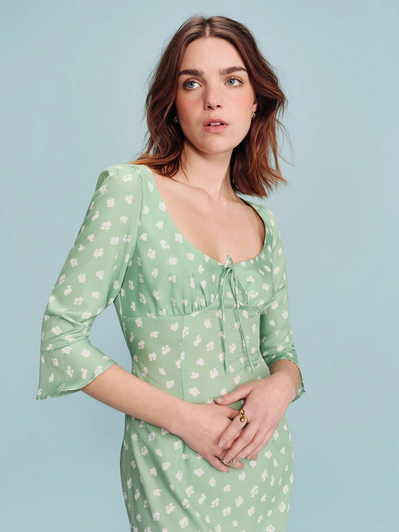 Abito mini con stampa floreale verde salvia, scollo a cuore e dettagli arricciati, stile carino, stile francese, stile parigino