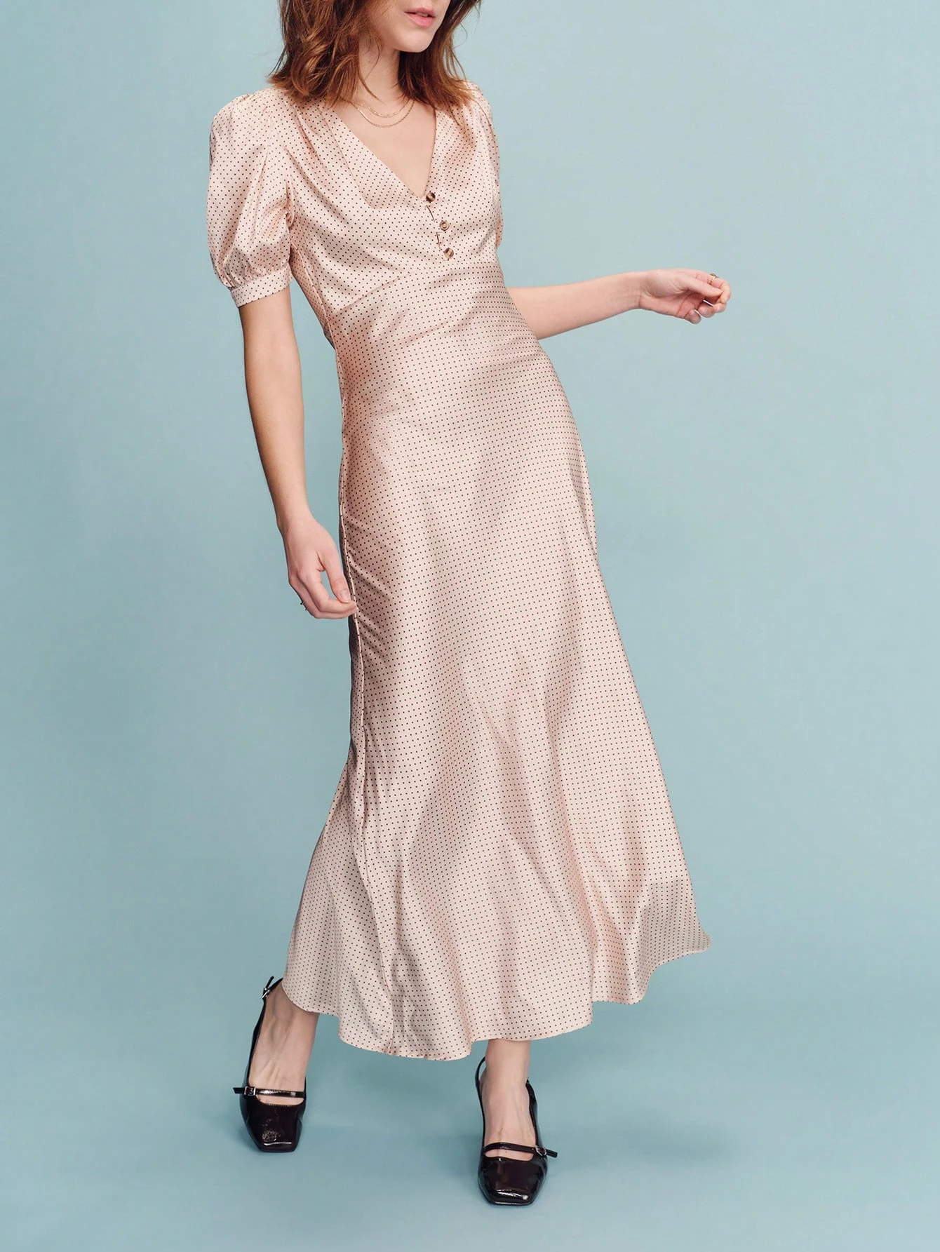 Vestido Longo Vintage de Estilo Francês e Parisiense com Decote em V, Mangas Bufantes e Bolinhas Bege e Marrom, Estilo Primavera Verão