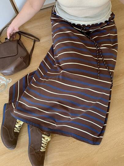 Dazy Plus Modieuze gestreepte lange casual gebreide rok met elastische taille en trekkoord, verkrijgbaar in diverse kleuren.