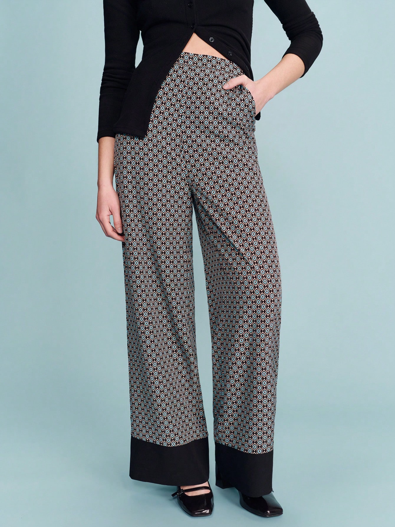 Spodnie z wysokim stanem i szerokimi nogawkami w geometryczny wzór z kontrastowym wykończeniem u dołu, z lejącej tkaniny, eleganckie, wiosenne i letnie, w stylu francuskim, w stylu paryskim