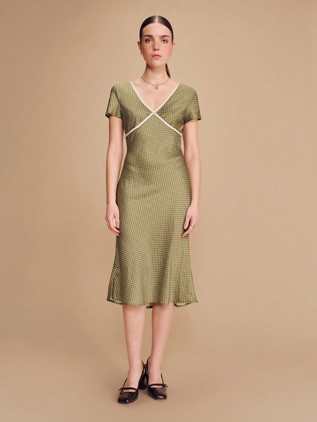 Vestido midi con lunares de color verde oliva con escote en V y detalles contrastados, estilo vintage de primavera y verano, estilo francés y parisino