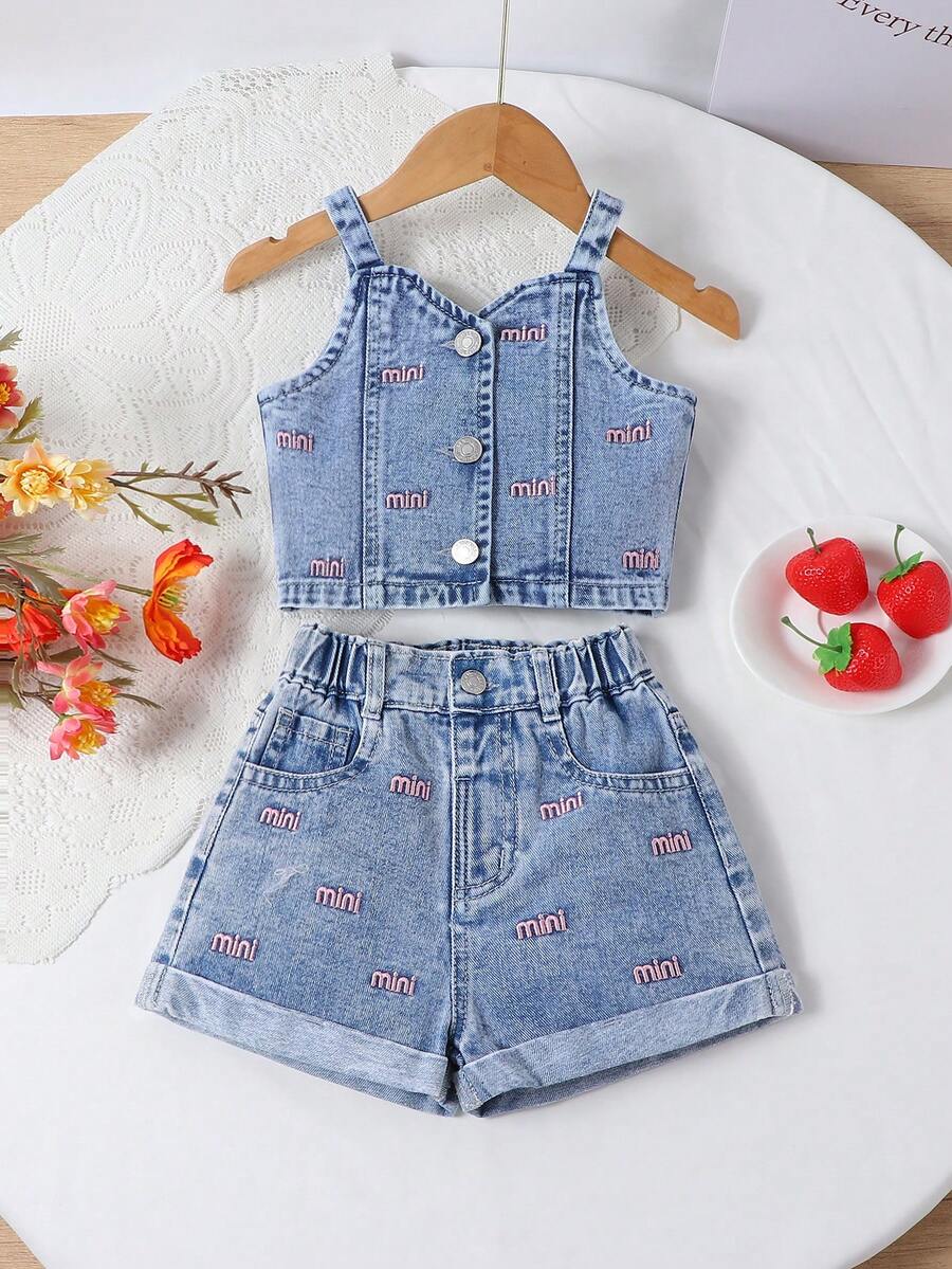 Genkimix Kids Conjunto de 2 piezas para niña: Shorts vaqueros cortos con dobladillo deshilachado y bordado "Mini" de cintura media, Camiseta de tirantes con acento de botón metálico delantero - Lavado ligero - Ver 1