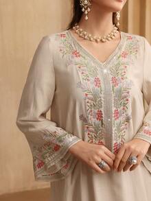 Al Najma 杏色优雅V领亮片刺绣喇叭袖衬衫 - 杏色 - 查看 2