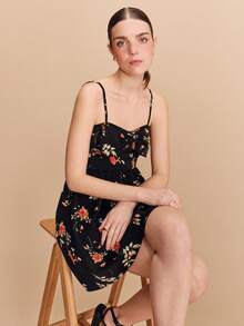 lacRébo Vestido mini ajustado con estampado floral negro, lazo frontal oversize, tirantes delicados y bajo acampanado. Vestido vintage lindo de estilo primaveral y veraniego, con estilo francés y parisino - Negro - Ver 1