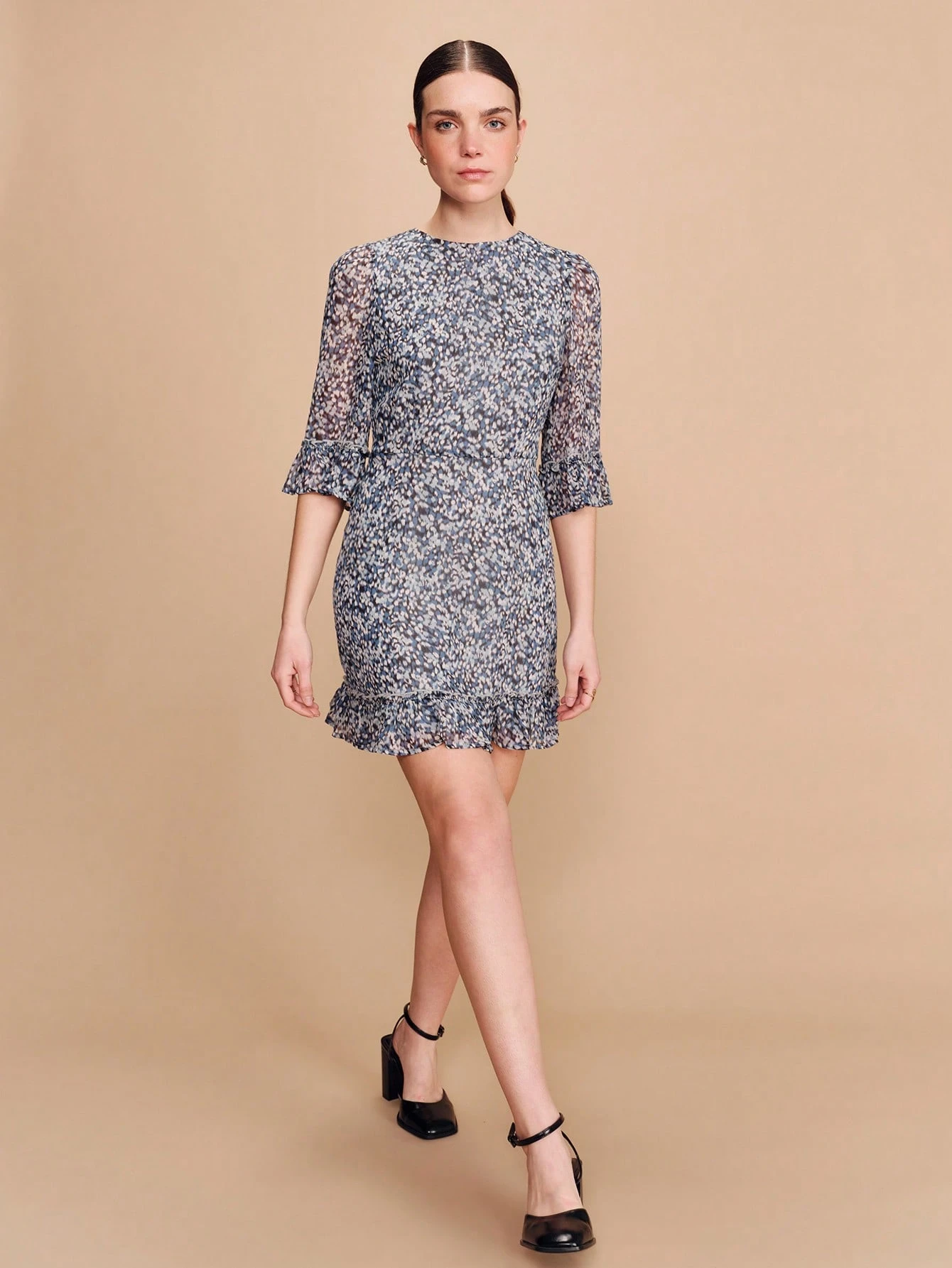 ブルーの抽象プリントシフォンミニドレス、フィットウエスト、フリルカフス、フレアヘム、可愛らしい春夏ドレス、フレンチスタイル、パリジャンスタイル