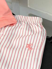 SHEIN 2件組女嬰夏季休閒度假套裝 短袖T恤 刺繡裝飾 杏色條紋長褲 黑白格紋街頭風 - 粉色 - 查看 5