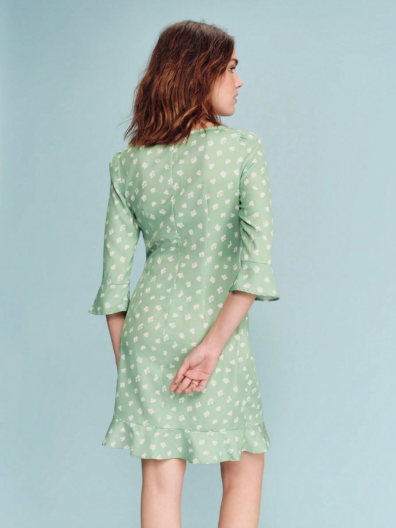 Abito mini con stampa floreale verde salvia, scollo a cuore e dettagli arricciati, stile carino, stile francese, stile parigino