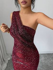 SHEIN Elenzya 女士新款酒红色欧美时尚优雅派对轻盈性感不对称肩部褶皱腰身修身长裙，后开衩设计，优雅弹力针织礼服，适合正式场合和情人节穿着 - 酒紅色 - 查看 4