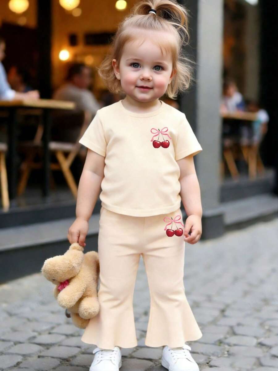 两件套甜美活力樱桃图案数码印花杏色圆领短袖衬衫+杏色喇叭裤，适合6个月至2-3岁女婴，可爱休闲套装，适合春、夏、秋季穿着。 - 杏色 - 查看 1