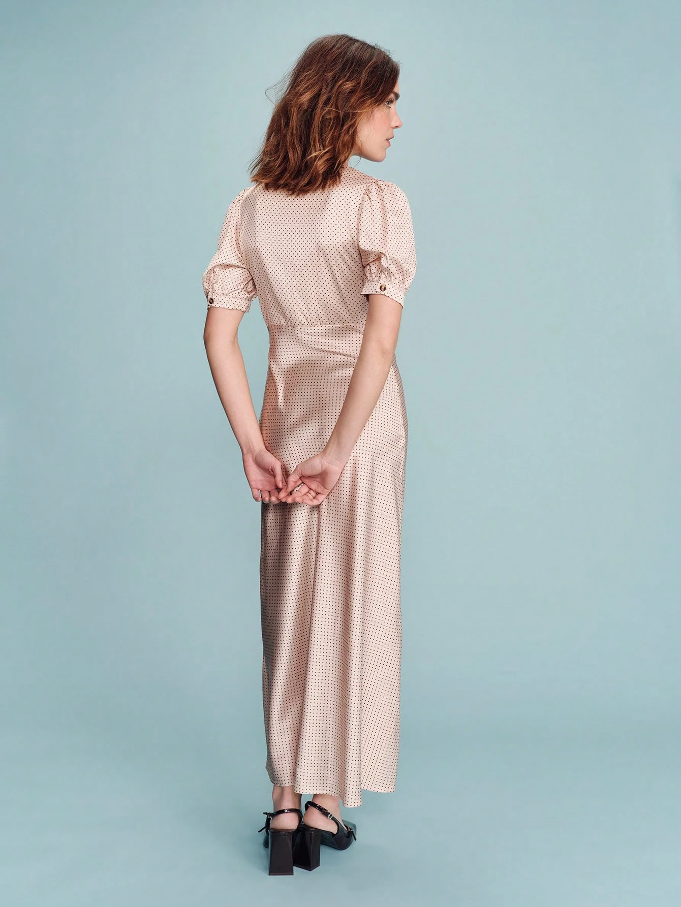 Vestido Longo Vintage de Estilo Francês e Parisiense com Decote em V, Mangas Bufantes e Bolinhas Bege e Marrom, Estilo Primavera Verão