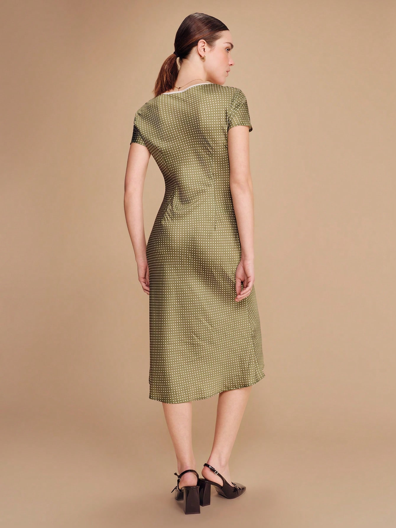 Vestido midi con lunares de color verde oliva con escote en V y detalles contrastados, estilo vintage de primavera y verano, estilo francés y parisino