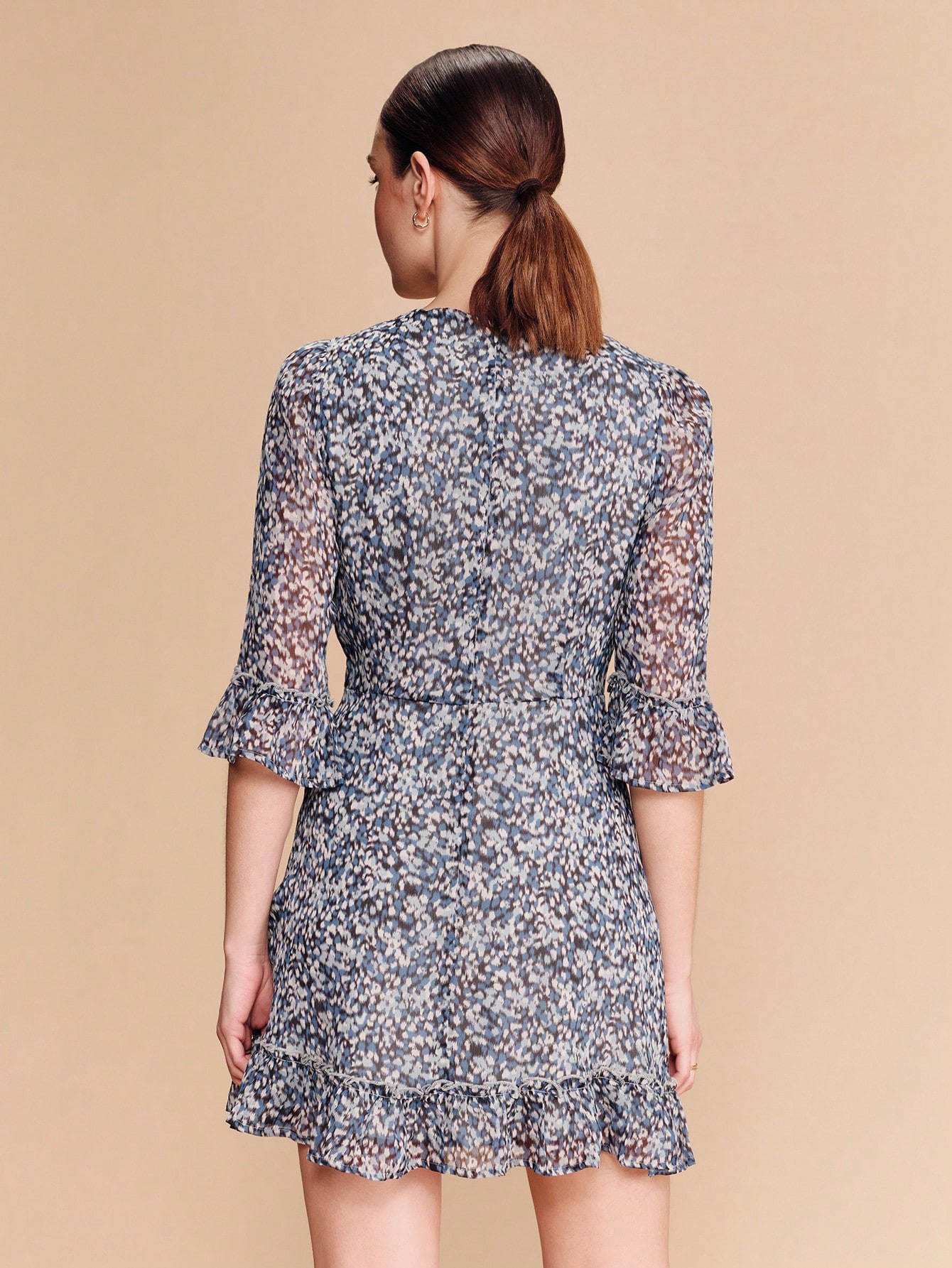 ブルーの抽象プリントシフォンミニドレス、フィットウエスト、フリルカフス、フレアヘム、可愛らしい春夏ドレス、フレンチスタイル、パリジャンスタイル