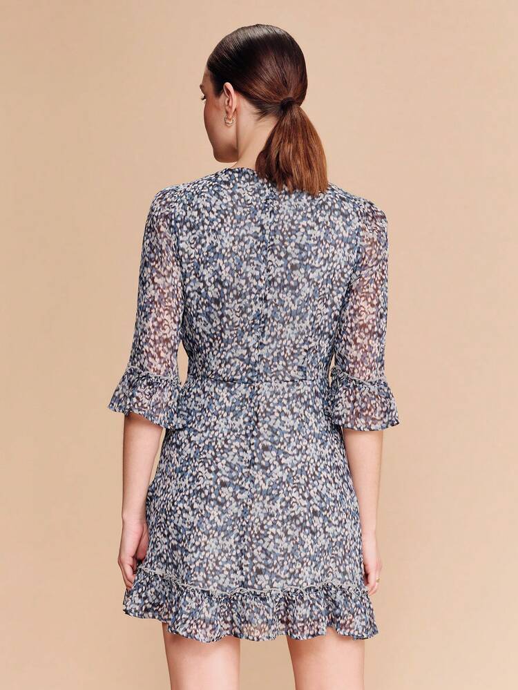 Abito mini in chiffon con stampa astratta blu, vita aderente, polsini con volant e orlo arricciato. Abito carino da primavera/estate in stile francese parigino