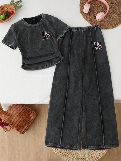 少女黑色扎染水洗圆领T恤搭配宽松阔腿牛仔裤套装。可爱的英文刺绣设计。时尚百搭的春秋季穿搭，适合日常穿着、外出、聚会等场合。秋季新品