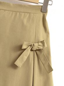 SHEIN 浅米色女童中长裙，正面饰有两个同色蝴蝶结，侧边开衩设计，风格温柔优雅，适合通勤、春秋季穿着。 - 卡其色 - 查看 2