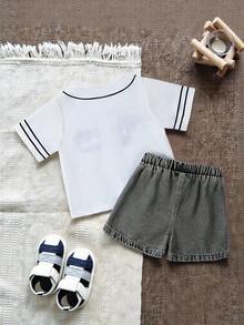 SHEIN 男婴时尚休闲白色棒球夹克短袖上衣搭配浅蓝色牛仔裤套装，白色短袖棒球卫衣饰有蓝色花卉图案和藏蓝色Logo，柔软舒适，可爱休闲，适合户外运动，春夏外出、户外玩耍、度假和日常穿着。 - 黑色 - 查看 2