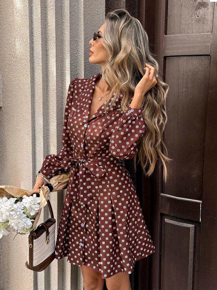 SHEIN PariChic Vestido longo de manga comprida elegante na cor café com estampa romântica de rosas por toda a peça, com faixa de laço, botões na frente e design estiloso, adequado para outono/inverno, primavera/verão, férias, encontros no Dia dos Namorados, aniversários, silhueta evasê e vestido curto fofo e romântico com mangas bufantes. - Café - Visão 3