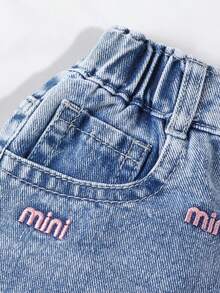 女童两件套：可爱休闲“迷你”刺绣中腰毛边牛仔短裤，正面金属纽扣装饰吊带背心 - 淺色水洗藍 - 查看 5