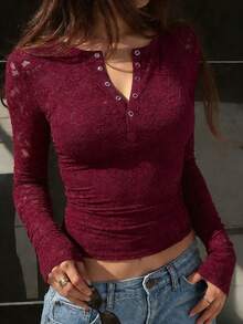 Zavorell 这款优雅休闲的酒红色蕾丝修身亨利领长袖女式衬衫，饰有搭扣细节，时尚性感，适合圣诞节/新年/情人节约会和派对穿着。它也适合日常穿着和通勤。春夏款，是情人节的完美之选，也是一款优雅的红色上衣。 - 酒紅色 - 查看 3