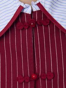 Nöista 酒红色条纹长袖修身上衣，搭配浅蓝色撞色领口和中式打结纽扣，兼具复古优雅与现代女性魅力。短款廓形，版型挺括，是情人节装扮、浪漫约会造型以及春季叠穿高腰裤或半裙的理想之选。 - 紅色 - 查看 7