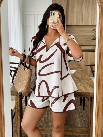 SHEIN Holidaya Conjunto de top holgado de manga corta con cuello retorcido y estampado abstracto de líneas, y shorts para mujer talla grande, para uso casual y vacaciones