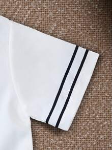 SHEIN 男婴时尚休闲白色棒球夹克短袖上衣搭配浅蓝色牛仔裤套装，白色短袖棒球卫衣饰有蓝色花卉图案和藏蓝色Logo，柔软舒适，可爱休闲，适合户外运动，春夏外出、户外玩耍、度假和日常穿着。 - 黑色 - 查看 6