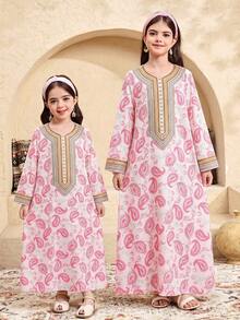 SHEIN DRMZ 女童火烈鸟印花长袖连衣裙，度假风；秋季女童粉色花卉阿拉伯长袍，优雅花卉领，休闲简约传统长袖阿拉伯连衣裙，适合春夏穿着；优雅端庄的长袖连衣裙，祈祷长袍，舒适休闲，度假风；端庄的卡夫坦长袍；儿童阿拉伯长袍；女童巴基斯坦传统长袍 - 白色 - 查看 5