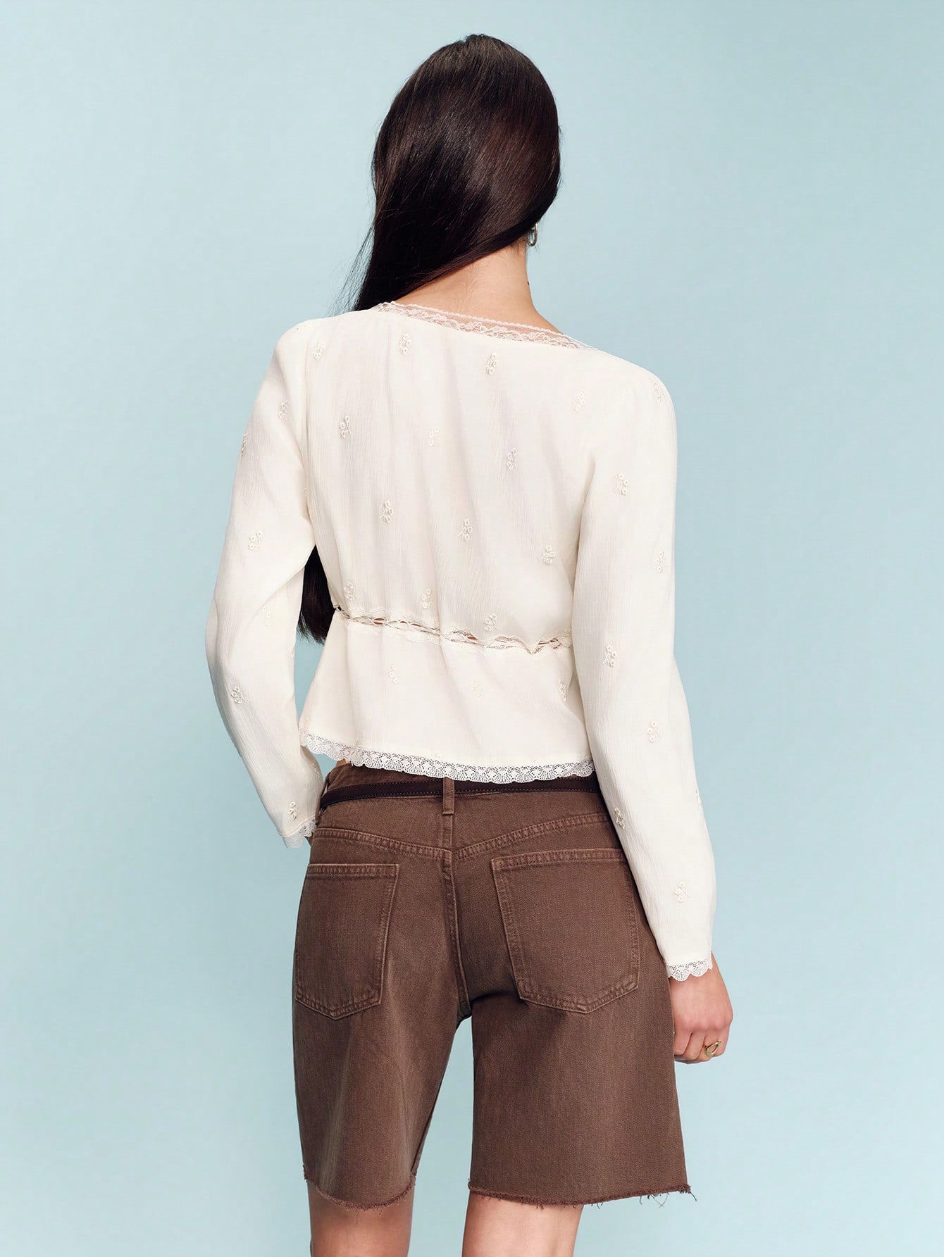 エクリュー刺繍ロマンチックな長袖ブラウス、ウエストにレーストリミング、可愛らしい春夏スタイル、フレンチスタイル、パリジャンスタイル