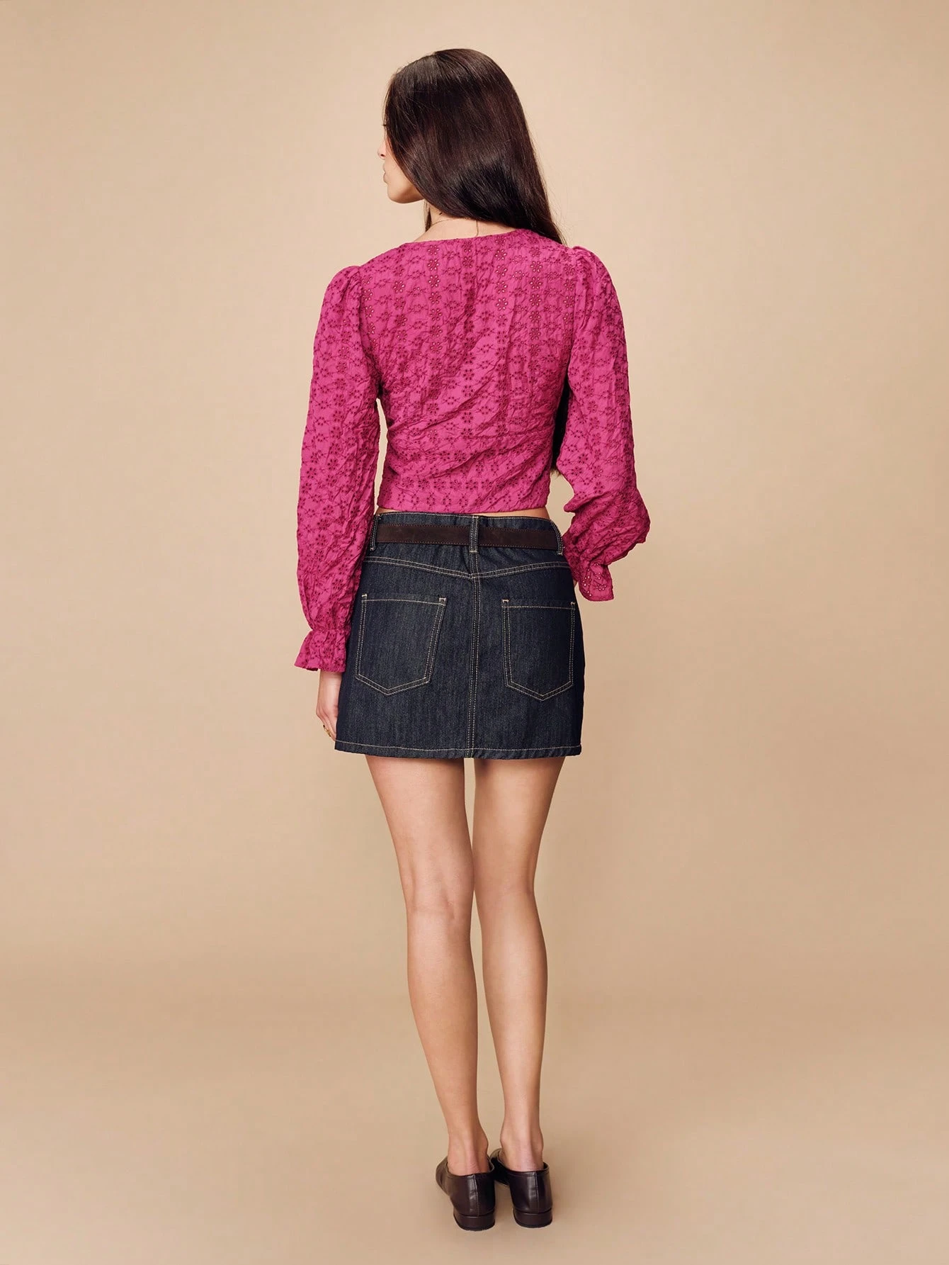 Bluzka z długim rękawem i haftowanym dekoltem w serek w kolorze fuksji z bufiastymi rękawami w romantycznym stylu wiosenno-letnim w stylu francuskim w stylu paryskim