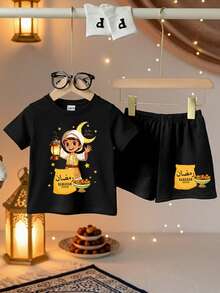 SHEIN Playful Pals 2件套男婴/中性婴幼儿休闲新月字母印花黑色短袖圆领T恤和配套黑色针织短裤套装，适合0-3岁，春夏日常穿着，户外居家休闲皆宜，基础款，时尚百搭，阿拉伯风格，可爱婴幼儿套装 - 彩色 - 查看 2