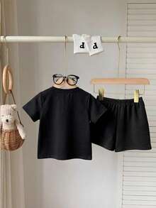 SHEIN Playful Pals 2件套男婴/中性婴幼儿休闲新月字母印花黑色短袖圆领T恤和配套黑色针织短裤套装，适合0-3岁，春夏日常穿着，户外居家休闲皆宜，基础款，时尚百搭，阿拉伯风格，可爱婴幼儿套装 - 彩色 - 查看 3