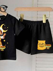 SHEIN Playful Pals 2件套男婴/中性婴幼儿休闲新月字母印花黑色短袖圆领T恤和配套黑色针织短裤套装，适合0-3岁，春夏日常穿着，户外居家休闲皆宜，基础款，时尚百搭，阿拉伯风格，可爱婴幼儿套装 - 彩色 - 查看 6