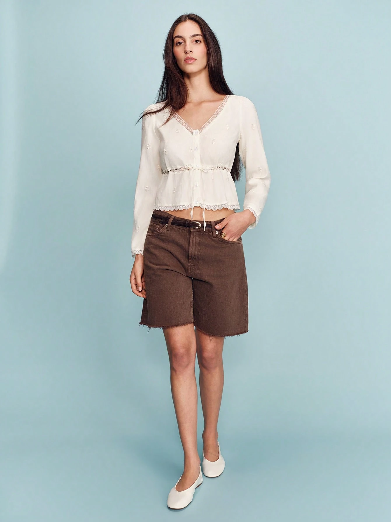 エクリュー刺繍ロマンチックな長袖ブラウス、ウエストにレーストリミング、可愛らしい春夏スタイル、フレンチスタイル、パリジャンスタイル