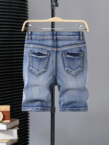 Coolqubz 男童牛仔百慕大短裤，中度水洗蓝色弹力牛仔面料，涂鸦印花拼接装饰，适合街头时尚风格，是春夏休闲穿着、日常出行、聚会、上学和休闲活动的理想之选。 - 中等水洗藍 - 查看 3