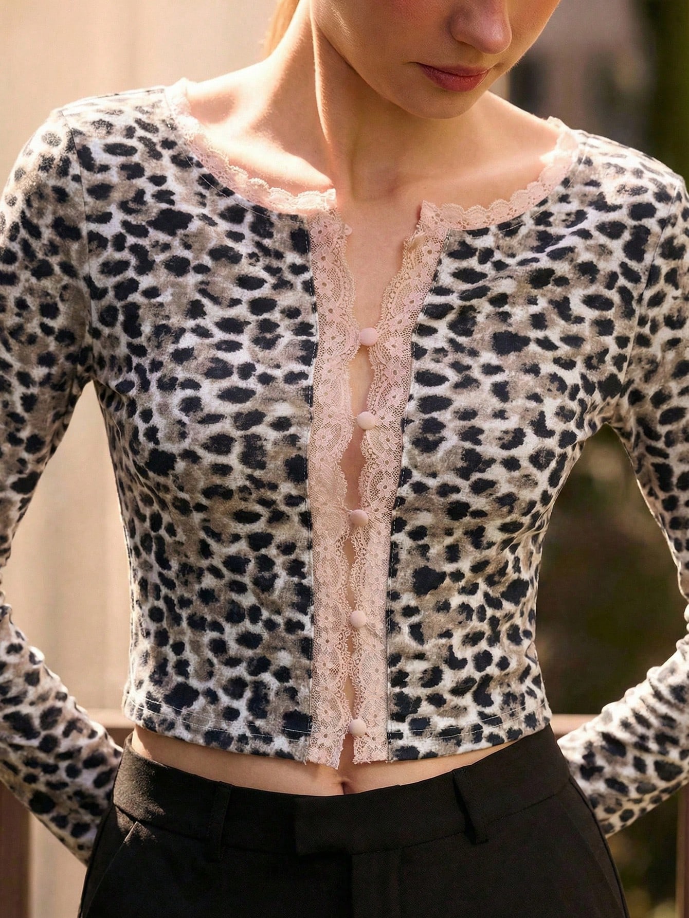 Top à manches longues imprimé zébré avec bordure en dentelle rose et ouverture boutonnée. Vêtements d'automne pour femmes, tenues d'automne, vêtements d'automne et d'hiver pour femmes