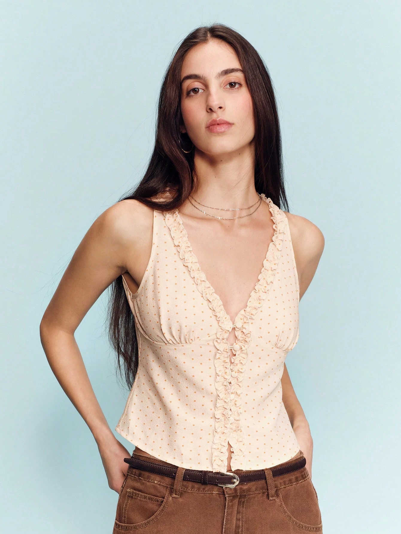 Top Regata Bege com Bolinhas Laranja, Decote em V e Babado Romântico Estilo Primavera Verão Estilo Francês Estilo Parisiense