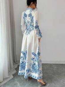 SHEIN Elenzya 女士春夏新款数码印花立领单排扣长袖弹力袖口弹力腰身褶皱连衣裙，优雅波西米亚风，适合日常休闲穿着 - 藍色 - 查看 2