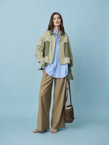 Nöista 这款双色夹克采用经典领型、长袖设计，肘部和袖口饰有撞色贴片，正面贴袋配有金属铆钉。是春夏穿搭和休闲叠穿的亮点单品。 - 軍綠色 - 查看 6