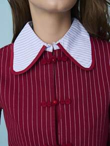 Nöista 酒红色条纹长袖修身上衣，搭配浅蓝色撞色领口和中式打结纽扣，兼具复古优雅与现代女性魅力。短款廓形，版型挺括，是情人节装扮、浪漫约会造型以及春季叠穿高腰裤或半裙的理想之选。 - 紅色 - 查看 4