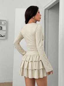 SHEIN EZwear 女士V领褶皱腰身层叠荷叶边下摆迷你针织连衣裙 - 杏色 - 查看 2