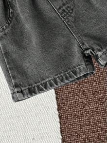 SHEIN 男婴时尚休闲白色棒球夹克短袖上衣搭配浅蓝色牛仔裤套装，白色短袖棒球卫衣饰有蓝色花卉图案和藏蓝色Logo，柔软舒适，可爱休闲，适合户外运动，春夏外出、户外玩耍、度假和日常穿着。 - 黑色 - 查看 5